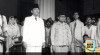 Foto Presiden Sukarno didampingi Wakil Presiden Moh. Hatta menghadiri Peringatan Pekik Merdeka 2,5 Tahun Kemerdekaan RI di Gedung Agung Yogyakarta, 1 Maret 1948.   Sumber : ANRI. Indonesian Press Photo Service (IPPHOS) No. 776